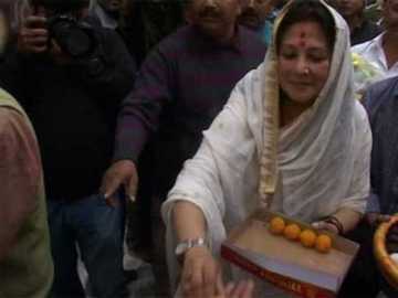 মহানায়িকার পারলৌকিক ক্রিয়া সম্পন্ন, মুনমুনের মিষ্টি বিতরণ